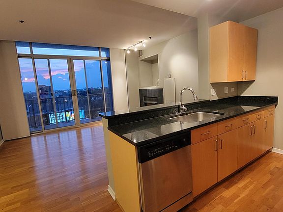 3rd image of 1546 N Orleans St APT 903