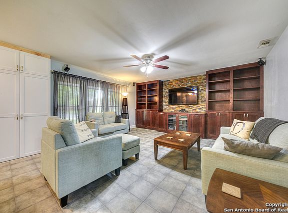 4th image of 1728 Driftwood Dr