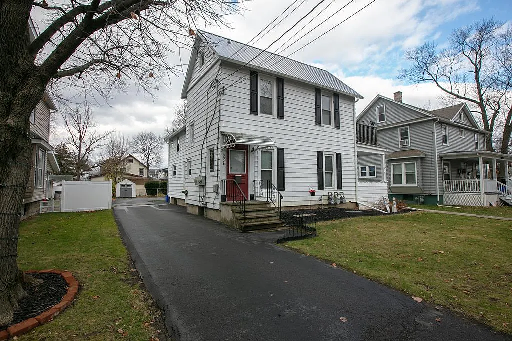 552 Thompson St photo 1
