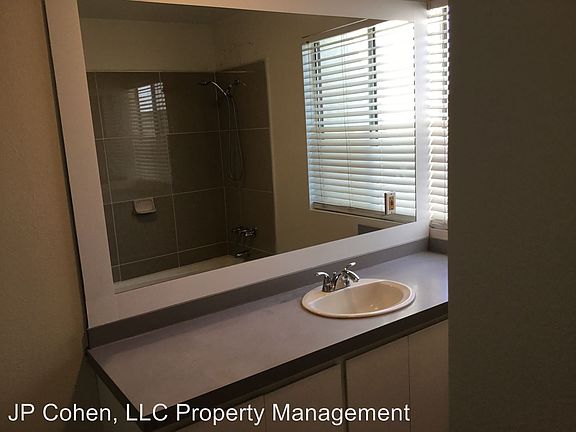 5th image of 3030 Waverly Dr APT 02