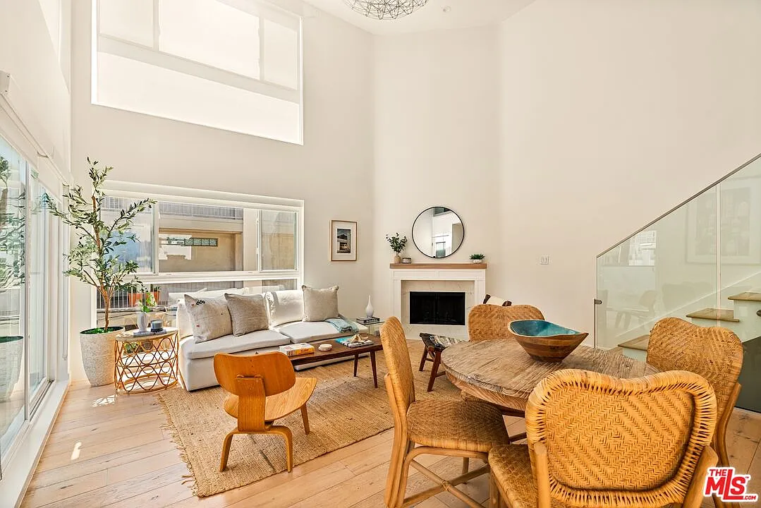 2 bed, 2.0 bath, 1377 sqft, $6,995 — Photo 3