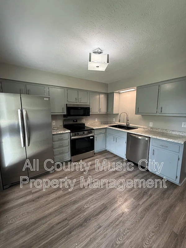 2 bed, 1.0 bath, 768 sqft, $1,350 — Photo 2