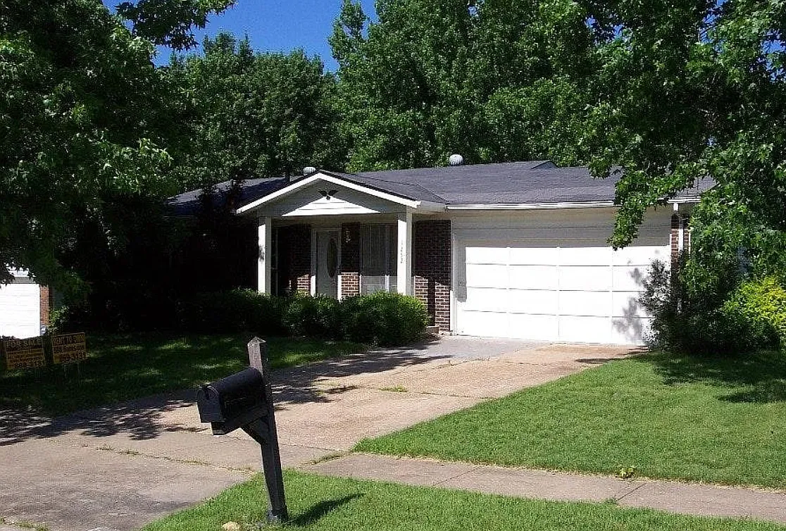 1252 Bellabrook Dr Saint Louis MO 63137 — Photo 1