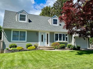 9 Agnes Ct, Melville, NY 11747