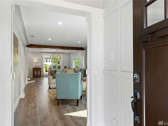 Decorative mud room upon entry.