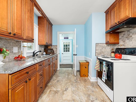 5th image of 1229 Charlotte St