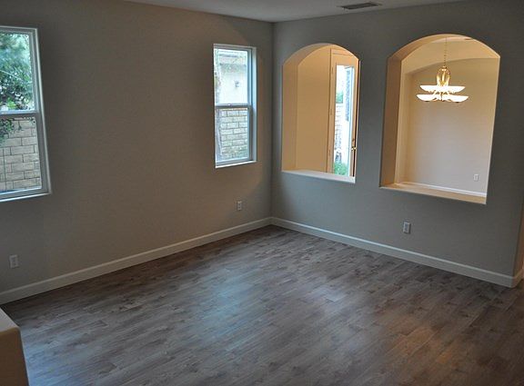 3rd image of 2037 Mission Hills Dr