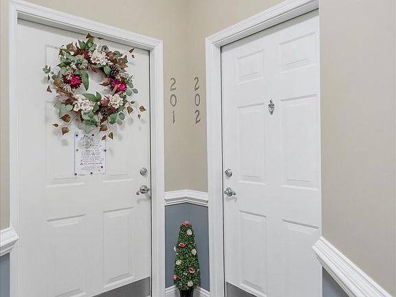 5th image of 1601 Martha Ct Unit 202