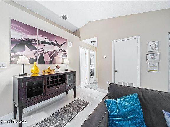4th image of 301 Pierce Ave #301