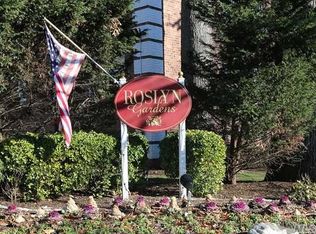 19 Edwards St APT 1E, Roslyn Heights, NY 11577