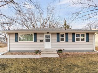 912 Melrose Dr, Cedar Falls, IA 50613