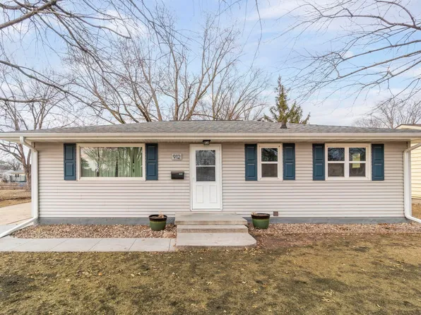 912 Melrose Dr, Cedar Falls, IA 50613