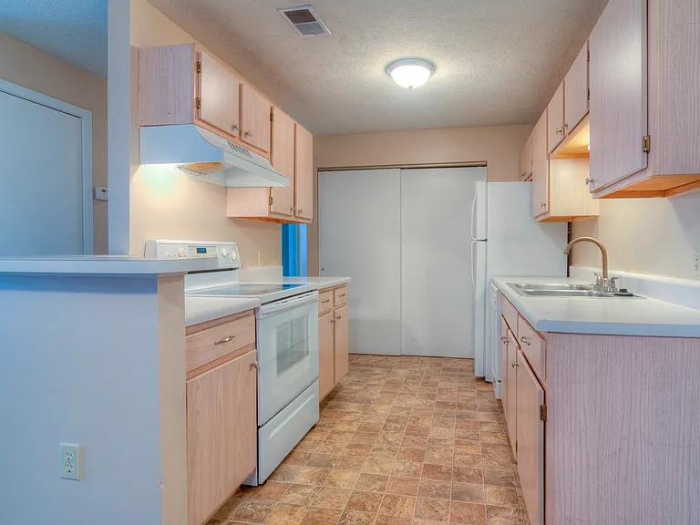 Cambridge Apartments — Photo 14