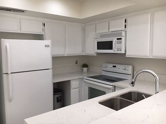 2nd image of 924 Wren Way