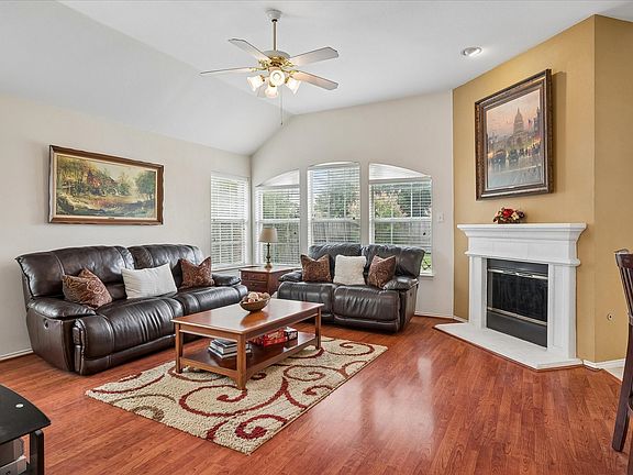3rd image of 1537 Bosque Dr