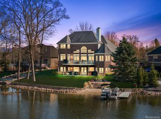4214 Bay Shores Dr, Waterford, MI 48329