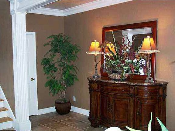 Tiled entry
Hardwood stairs