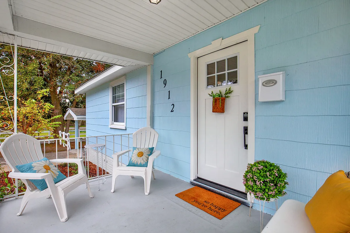 Front porch with seating for 4 - 1912 Hawthorne St