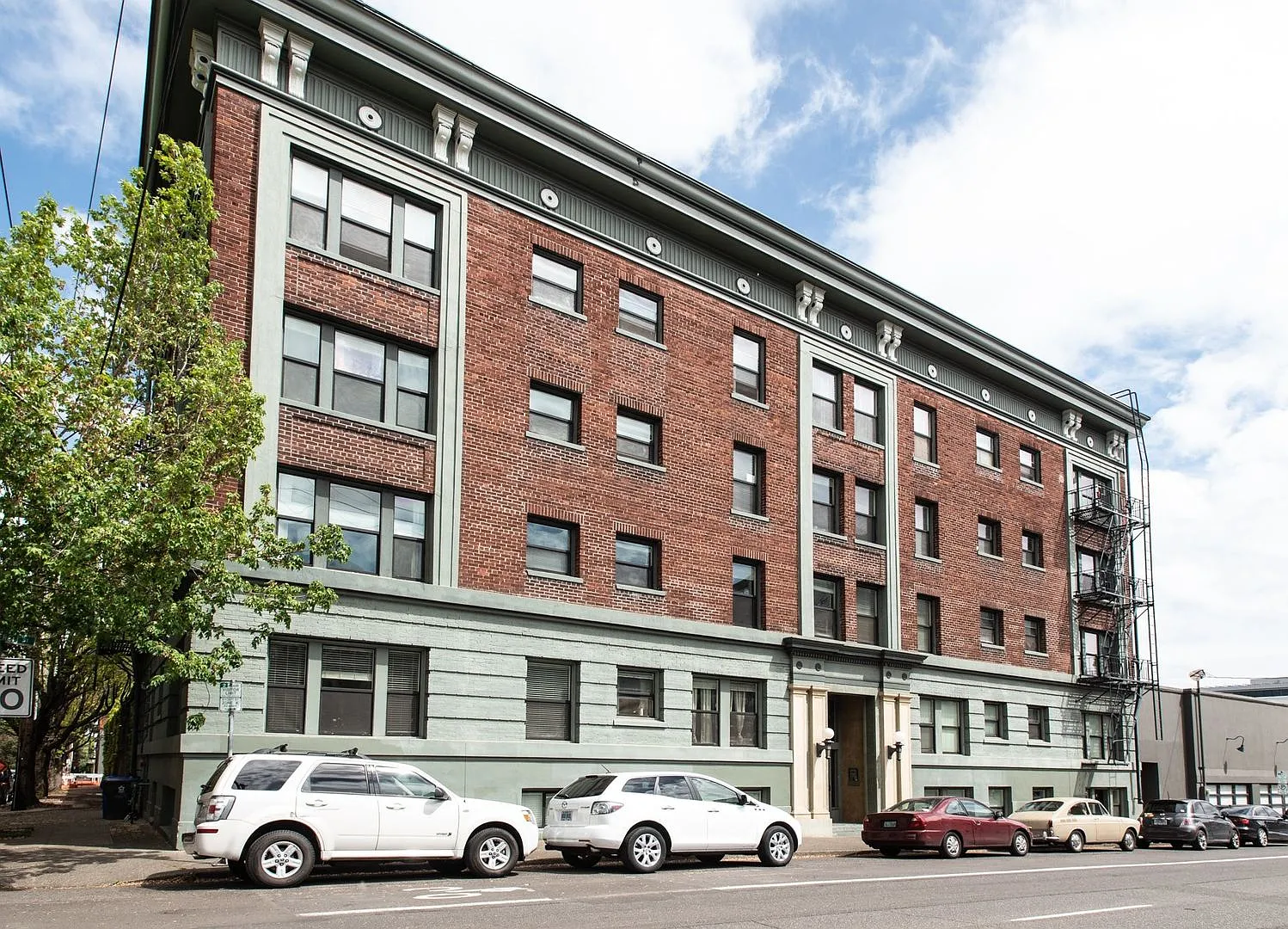 Spacious Loft Condo in Historical Carlton Court! Private Entrance, 1 Bed 1 Bath with Washer & Dry... — Photo 2