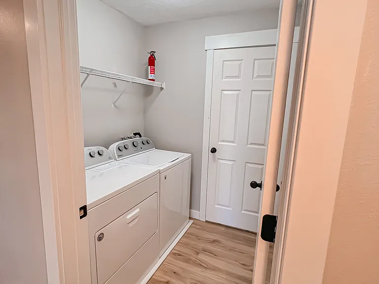 139 W Suncrest Ln #B — Photo 4