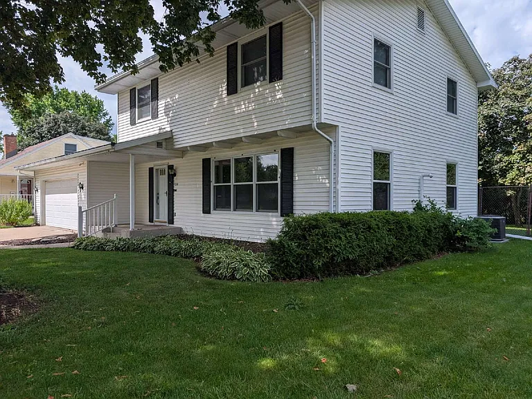1311 Whittier Dr — Photo 2