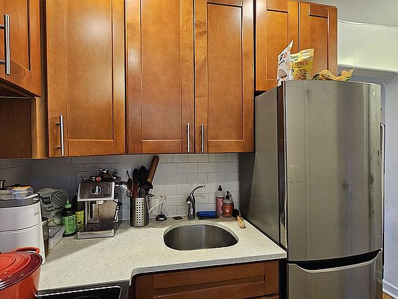 2nd image of 426 E 9th St APT 5