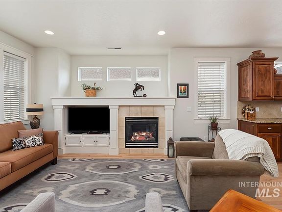 3rd image of 5998 N Willowdale Ln