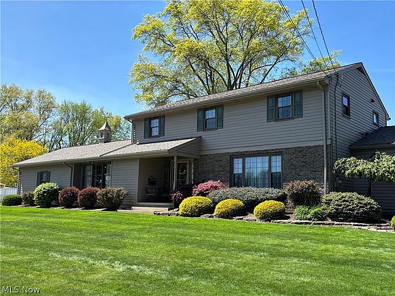 3rd image of 383 Edgewood Dr