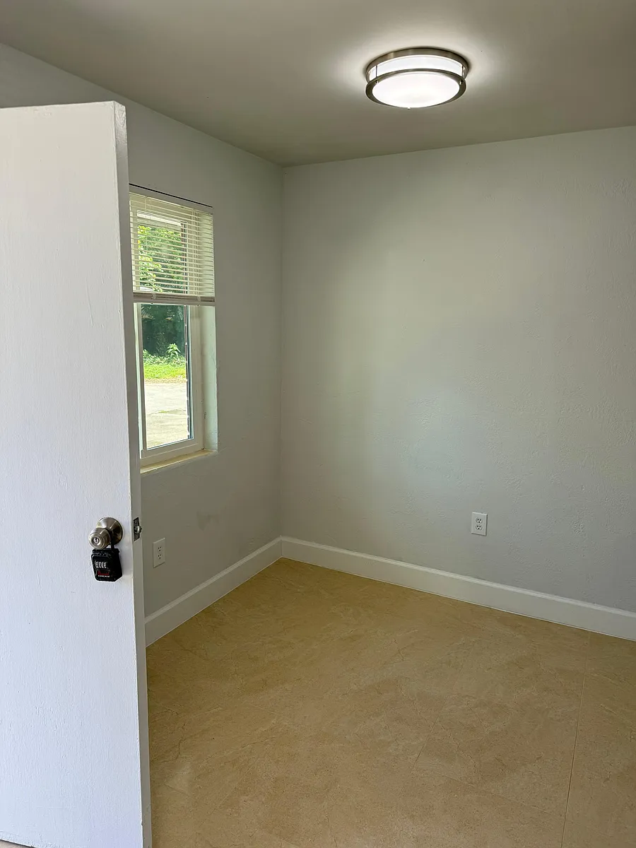 Building Photo - 204 N Bacher St #208