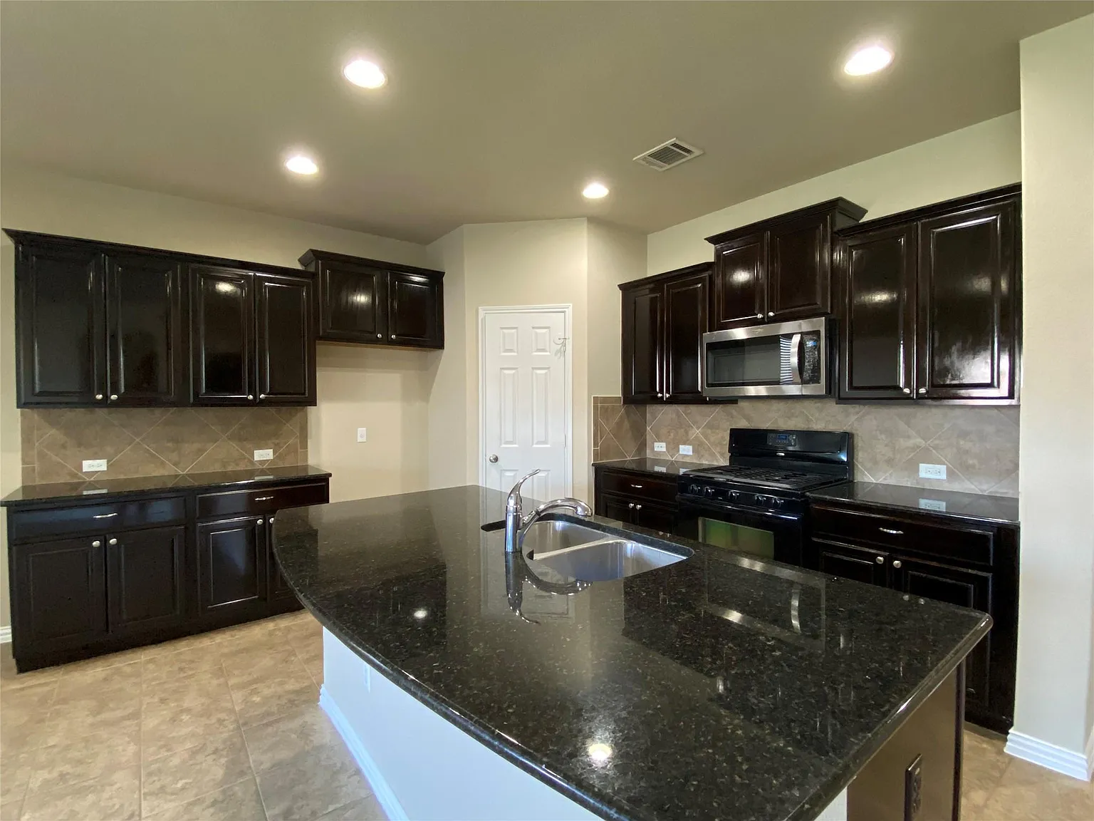 4 bed, 2.0 bath, 1925 sqft, $2,250 — Photo 3