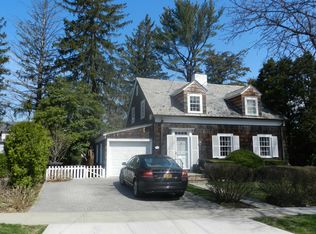 315 Grosvenor St, Little Neck, NY 11363
