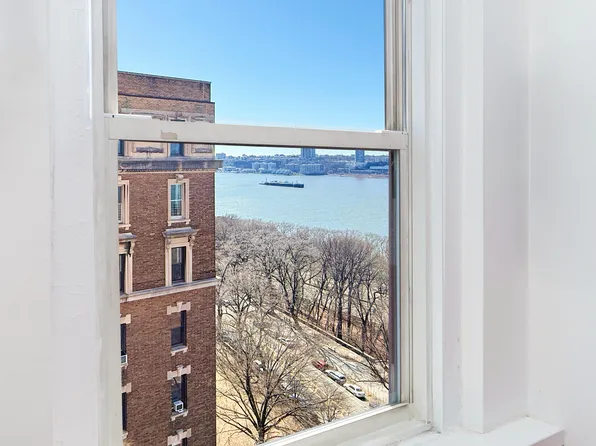 310 Riverside Drive 1410 image 2 of 11