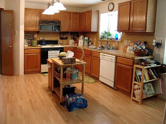 Roomy kitchen, lots of storage
