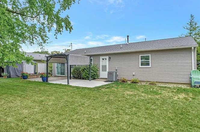 1703 E Fairlawn Dr — Photo 14