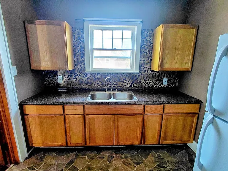 674 Thayer St — Photo 4
