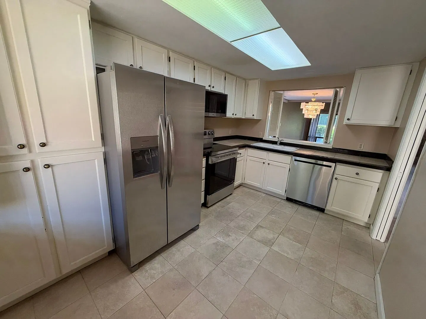 Spacious 2 Bedroom, 2.5 Bathroom Townhouse in Bloomington — Photo 4