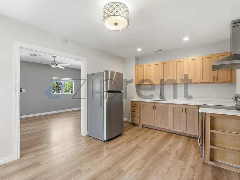 1031 E Roosevelt St #A — Photo 11