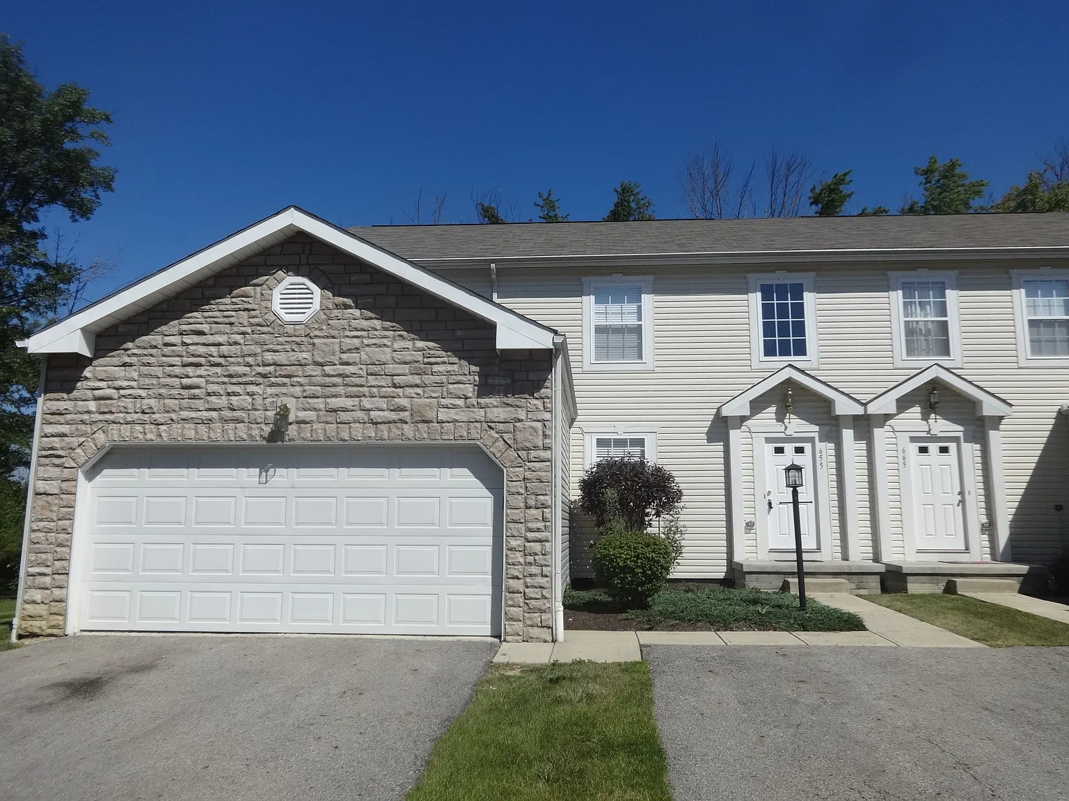 4 bed, 4.5 bath, 2592 sqft, $2,905 — Photo 1
