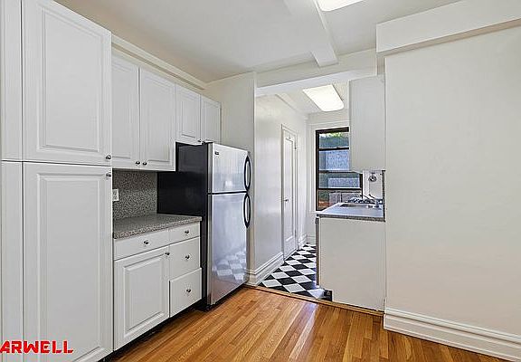 3rd image of 242 E 72nd St #2B