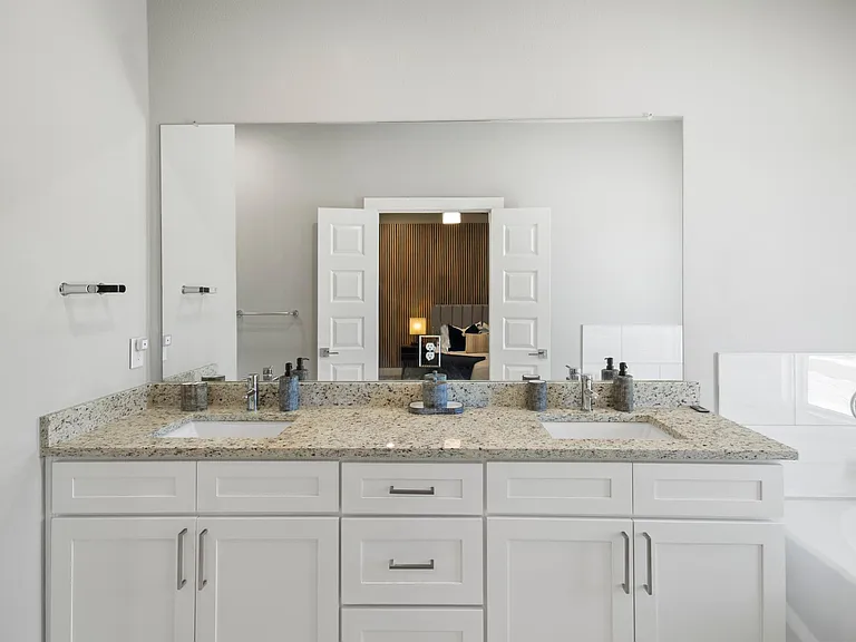 702 N Plano Rd — Photo 22
