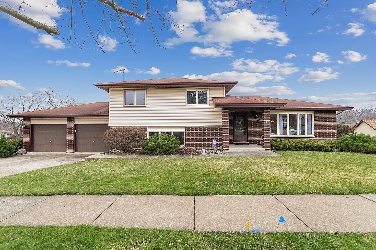 1001 Hillview Dr photo 1