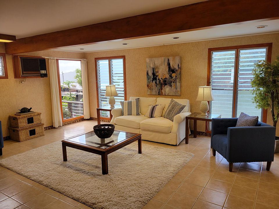 Spacious living room