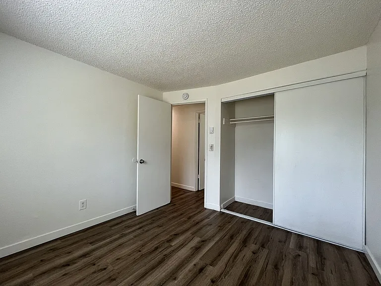 Spacious Corner Apartment with Three Bedrooms, Open Living Space & Modern Kitchen — Photo 28