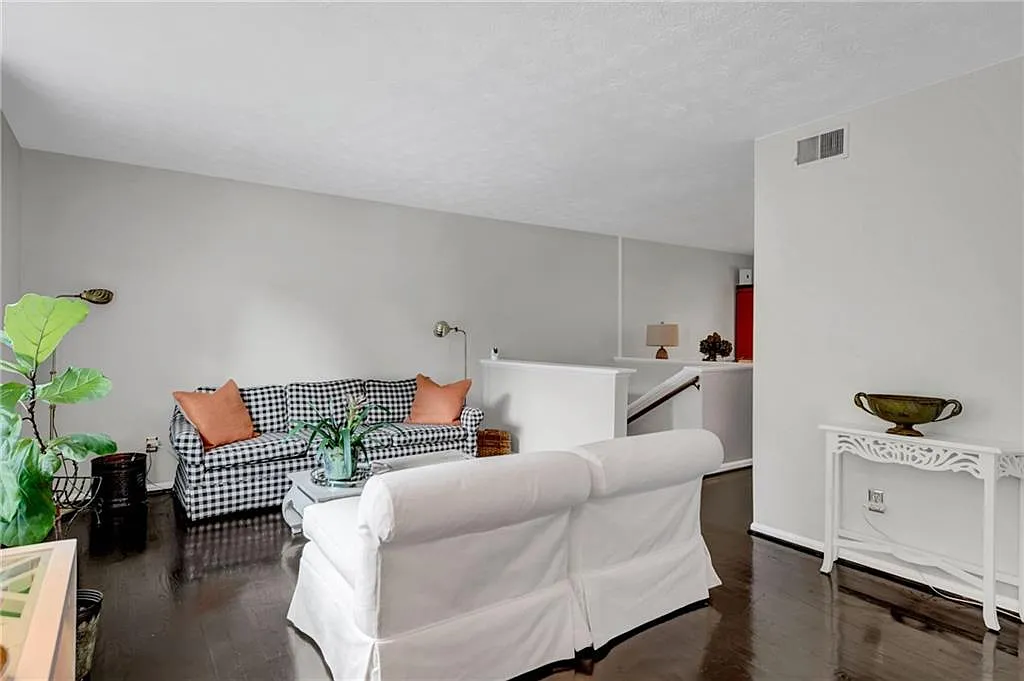 3 bed, 2.5 bath, 1194 sqft, $3,500 — Photo 4