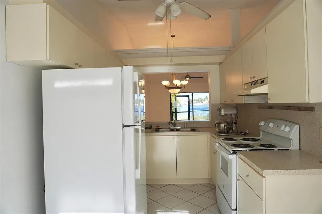 3 bed, 2.0 bath, 1248 sqft, $2,900 — Photo 4
