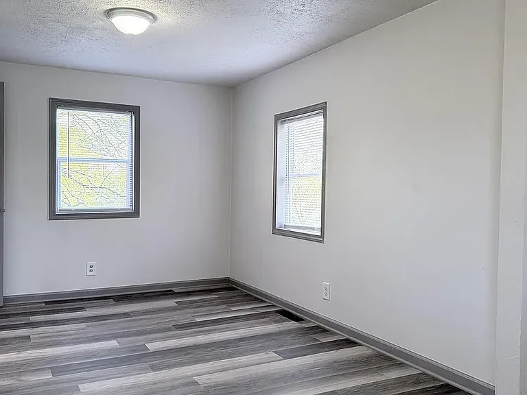 560 S Campbell St — Photo 15