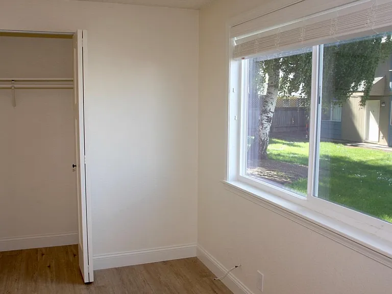 225 SW Kalmia St #A — Photo 20