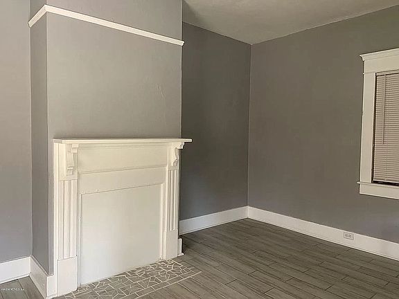 3rd image of 3028 Thomas St