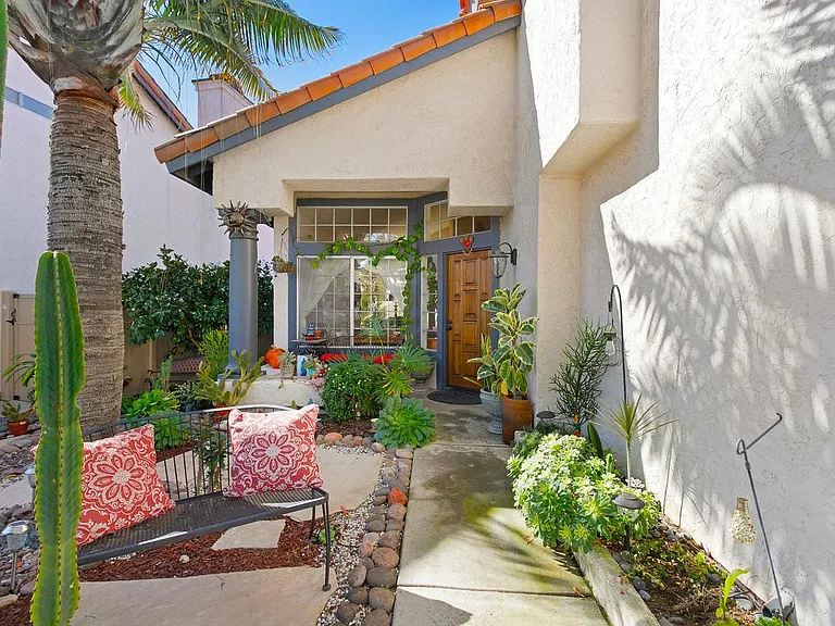 1565 Roma Dr — Photo 3
