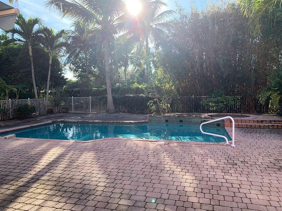 2nd image of 52O2 Victoria Cir